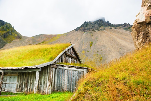 Tradycyjny islandzki dom z dachem z trawy w górach. Południowa Islandia