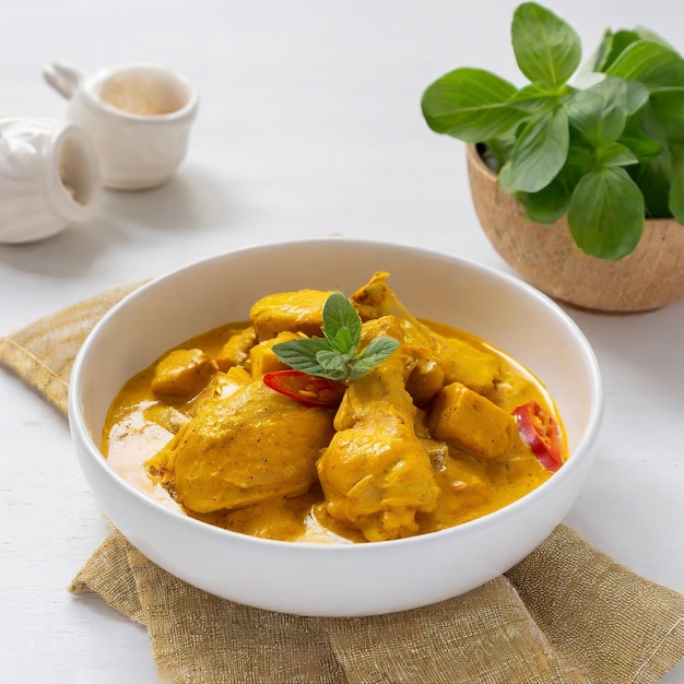 Zdjęcie tradycyjny jamajski curry z kurczaka i smażonego knedla z ryżem i groszkiem