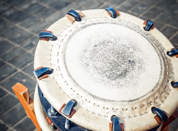 Tradycyjny japoński instrument perkusyjny shime-daiko lub namitsuke to jeden rodzaj bębna taiko.