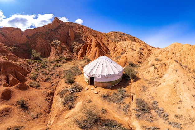 Zdjęcie tradycyjny jurt narodowy koczowniczy stary dom azji środkowej w kanionie bajki również skazka czerwone formacje skalne piaskowca w pobliżu jeziora issykkul kirgizski obóz ger dla turystów z kirgistanu