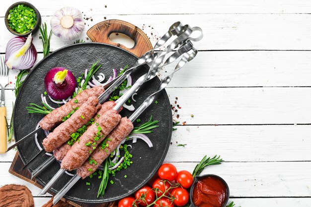 Zdjęcie tradycyjny kebab z rozmarynem i cebulą grillowane szaszłyki cielęce widok z góry wolne miejsce na tekst