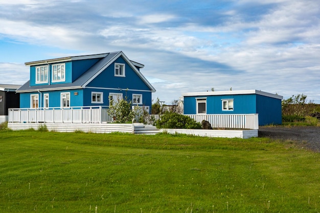 Tradycyjny kolorowy drewniany dom z Islandii.