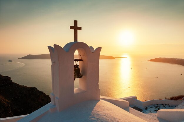 Tradycyjny kościół grecki o zachodzie słońca na wyspie Santorini, Grecja