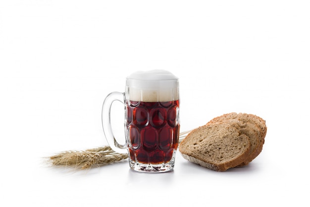 Tradycyjny kubek piwa z chlebem żytnim