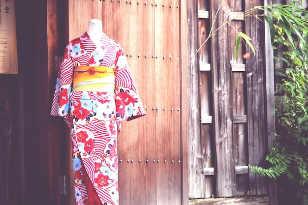 Tradycyjny kwiatowy kimono na manekinie