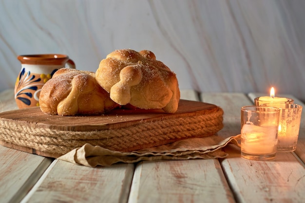 Tradycyjny meksykański chleb martwego quotpan de muertoquot na drewnianym tle