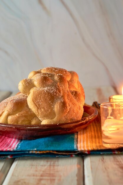 Tradycyjny meksykański chleb martwego quotpan de muertoquot na drewnianym tle