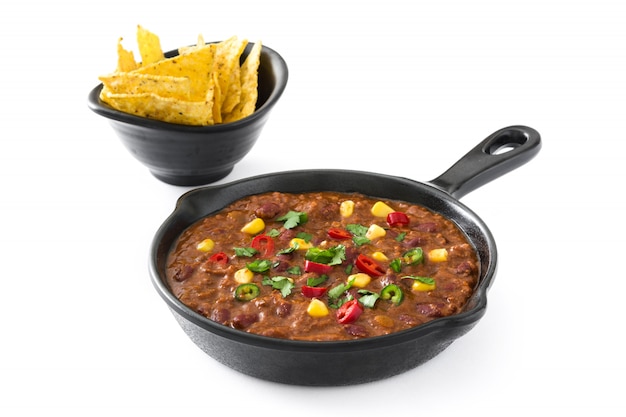 Tradycyjny meksykański tex mex chili con carne w smaży niecce na białym drewnianym stole