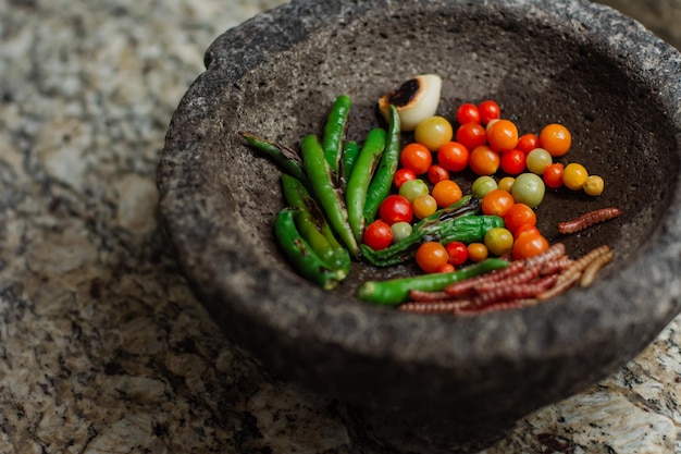 Tradycyjny molcajete z papryczką chili, robakami maguey i pomidorkami koktajlowymi