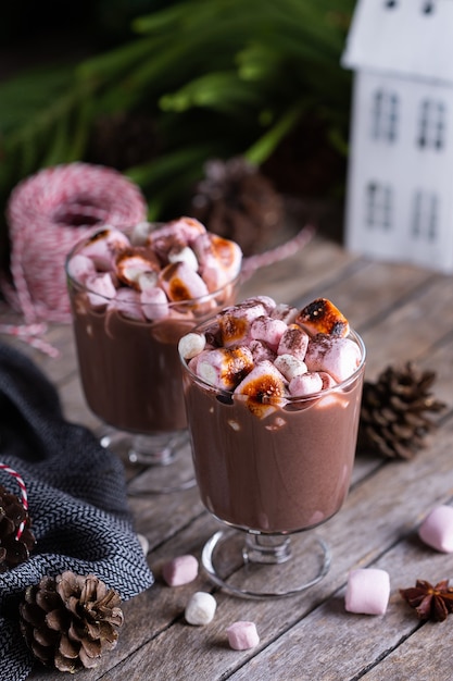 Tradycyjny napój świąteczny gorąca czekolada kakaowa z prażonymi piankami