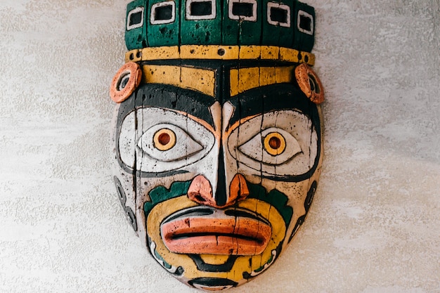 Tradycyjny Narodowy Indyjski Totem. Sztuka Rzeźby Z Totemu. Starożytna Drewniana Maska. Twarze Symbolicznych Bogów Religijnych Majów I Azteków.
