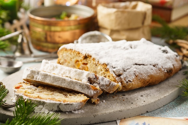 Zdjęcie tradycyjny niemiecki stollen, słodki chleb z kandyzowanymi owocami