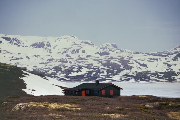 Tradycyjny Norweski Drewniany Dom Do Postawienia Nad Jeziorem I Górami W Oddali, Norwegia