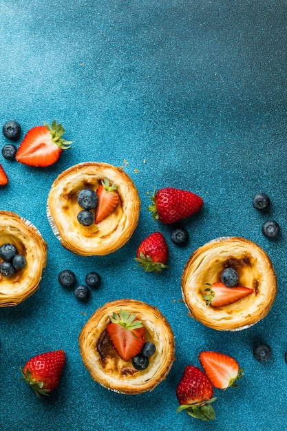 Tradycyjny portugalski deser z tartą jajeczną Pasteis Pastel de nata lub Pasteis de Belemv