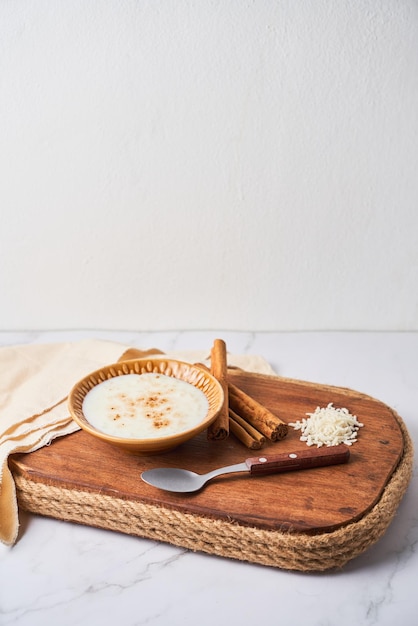 Tradycyjny pudding ryżowy lub arroz con leche z cynamonem Smaczne i pożywne śniadanie