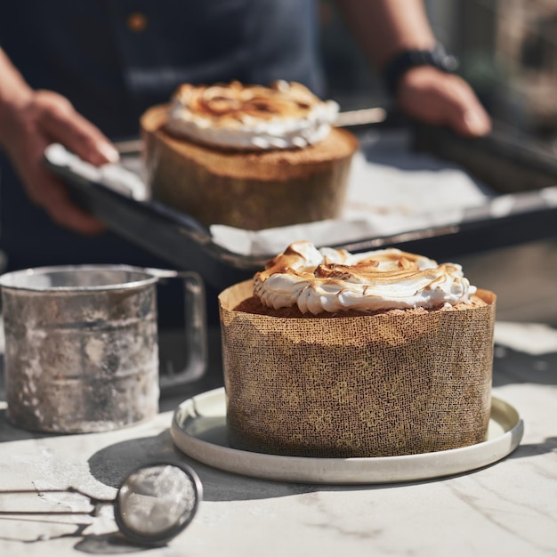 Tradycyjny rosyjski i ukraiński kulich kulich nadziewany skondensowanym mlekiem świeżo upieczony Cukiernik w tle