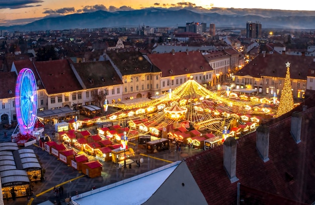 Tradycyjny rynek świąteczny w historycznym centrum Sibiu Transylwania Rumunia