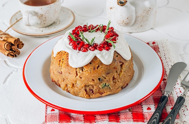 Tradycyjny świąteczny pudding owocowy na białym świątecznym tle