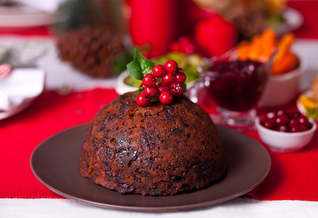 Tradycyjny świąteczny Pudding Z Ostrokrzewem Na Wierzchu.