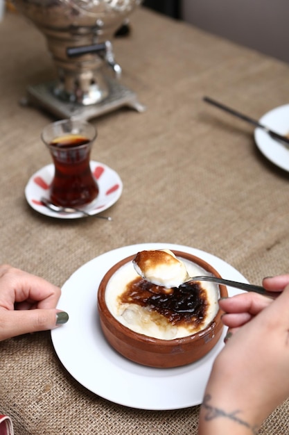 tradycyjny turecki deser mleczny pudding z ryżem