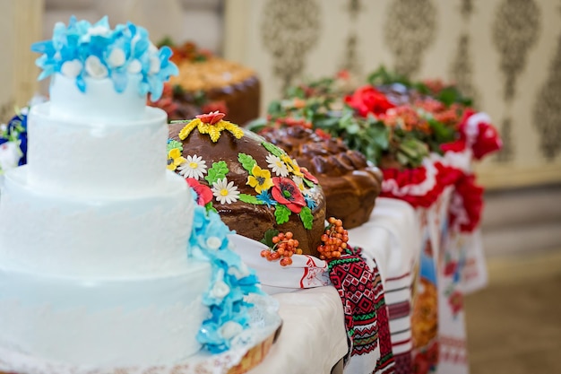 Zdjęcie tradycyjny weselny chleb ukraiński korowaj i tort z kwiatami