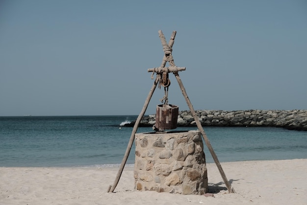 Zdjęcie tradycyjny wiatrak na plaży na jasnym niebie