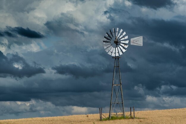 Zdjęcie tradycyjny wiatrak na polu na tle nieba