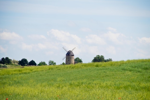 Zdjęcie tradycyjny wiatrak na polu na tle nieba