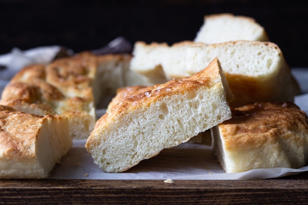 Tradycyjny włoski chleb focaccia z solą i oliwą z oliwek