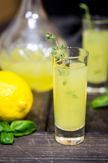 Tradycyjny Włoski Likier Cytrynowy Limoncello I świeża Cytrusowa Cytryna. Napój Alkoholowy.