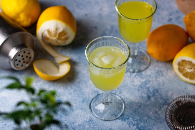 Tradycyjny włoski limoncello lub likier cytrynowy