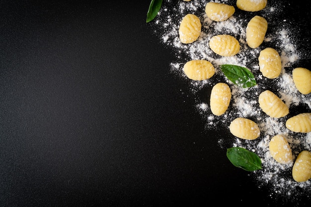 Tradycyjny włoski makaron gnocchi - niegotowany