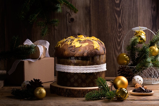 Tradycyjny Włoski Panettone Ciasto Bożonarodzeniowe Z Białą Wstążką I świąteczną Dekoracją Na Drewnie