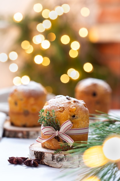 Tradycyjny włoski panettone tort bożonarodzeniowy ze świątecznymi dekoracjami