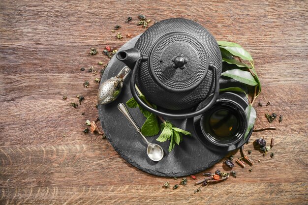 Tradycyjny wschodni czajniczek i filiżanka na drewnianym biurku