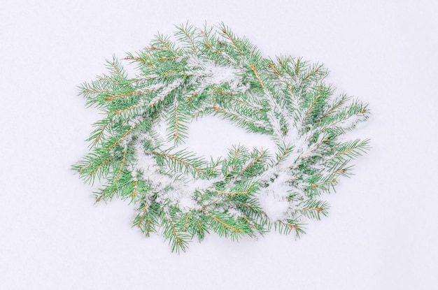 Tradycyjny zielony świąteczny wieniec Boże Narodzenie tło z wieńcem Śnieżny matowy naturalny wieniec świąteczny na śniegu