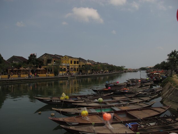 tradycyjny żółty budynek i łódź rybaka w mieście Hoi An. Hoi An to światowe dziedzictwo