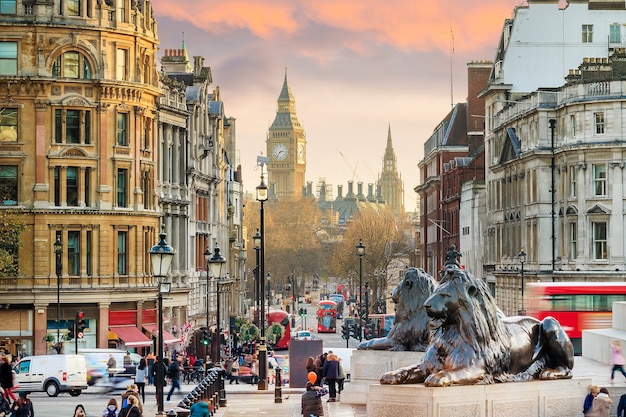 Trafalgar Square atrakcją turystyczną w centrum Londynu.