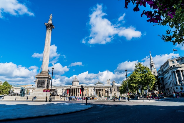 Trafalgar Square To Przestrzeń Publiczna I Atrakcja Turystyczna W Centrum Londynu.