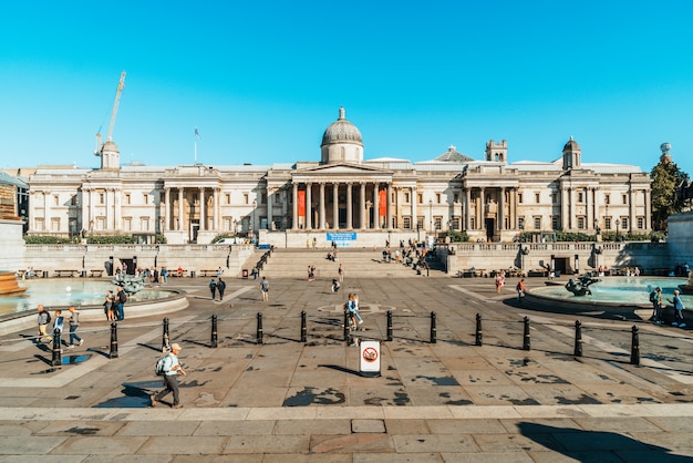 Zdjęcie trafalgar square w centrum londynu.