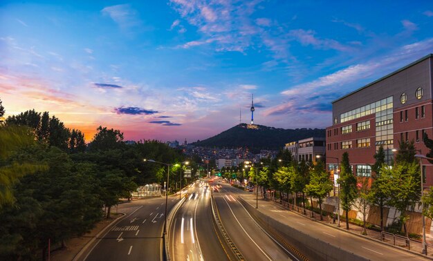 Zdjęcie traffic city w seulu z seoul tower w korei południowej