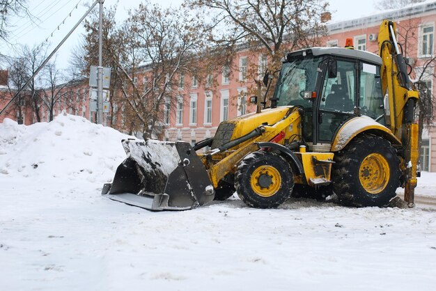 Traktor do odśnieżania stoi po pracy na ulicy miasta