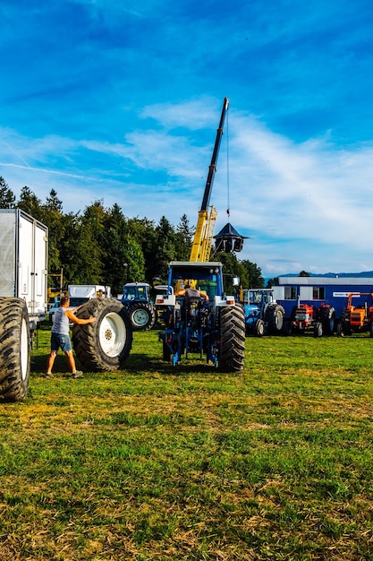 Traktor na polu na tle niebieskiego nieba