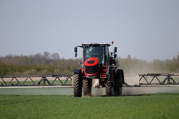 Zdjęcie traktor na polu przeciwko niebu