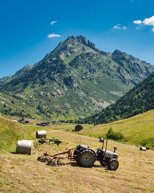 Zdjęcie traktor na polu przeciwko niebu