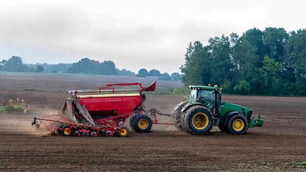 Zdjęcie traktor na polu przeciwko niebu