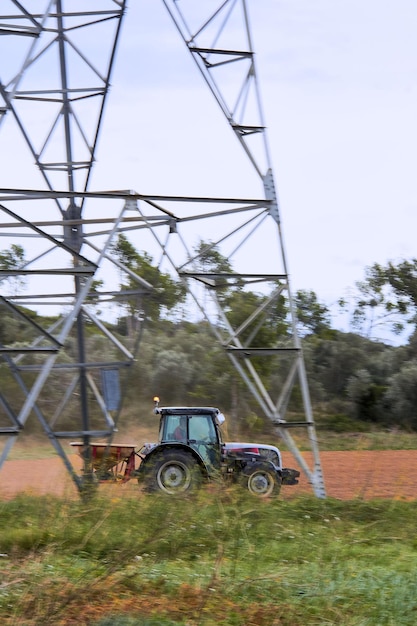 Zdjęcie traktor na polu przeciwko niebu