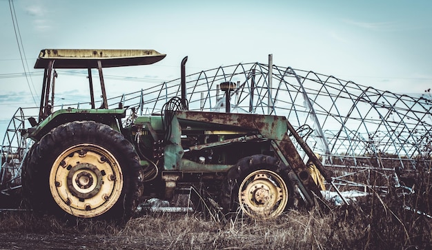 Zdjęcie traktor na polu rolniczym na tle nieba