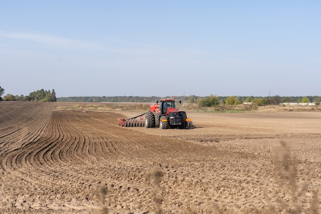 Traktor na polu rolnika