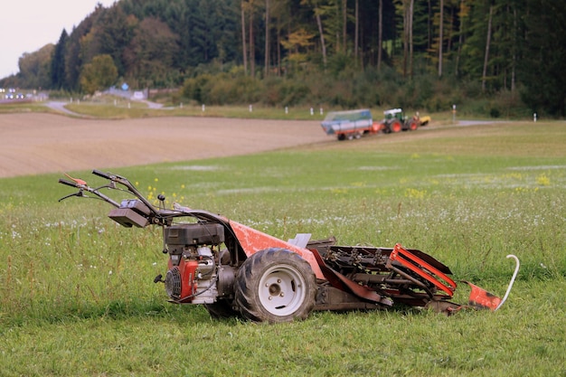 Zdjęcie traktor na polu